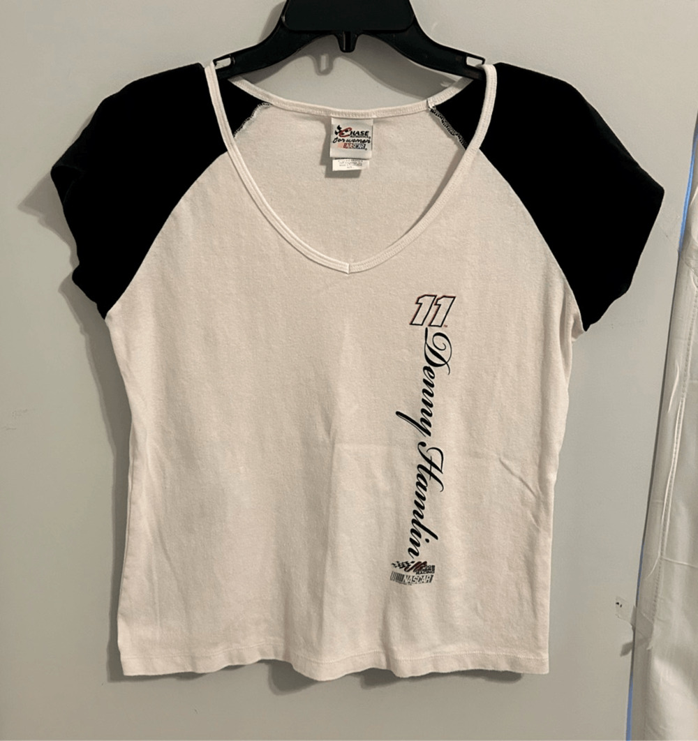 Denny Hamlin Women’s NASCAR V-neck T-Shirt Chase Authentics Sz L White & Black.